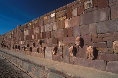 Se cree que los rostros del Semi Templete subterráneo representarian todas las razas humanas