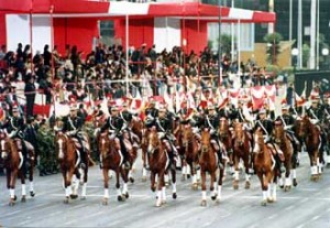 El desfile militar forma parte de las Fiestas Patrias.
