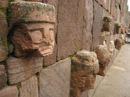 Asombrosas cabezas clavas en los muros de Chavín de Huántar.