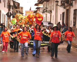 Colorido desfile por las calles de Cajamarca.