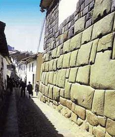 La calle Hatun Rumiyoc contiene la famosa Piedra de los Doce Ángulos.