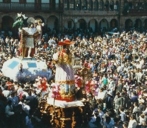 Gran cantidad de personas celebran el Corpus Christi.