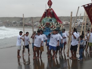 San Pedro es llevado por los pescadores a la playa