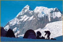 Alpinistas acampando frente al Huascarán